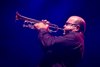 Chucho Valdés & The Afro-Cuban Messengers -yhtyeen trumpetisti Reinaldo Melián konsertissa Teatro Circo Pricessä (Madrid, Espanja)